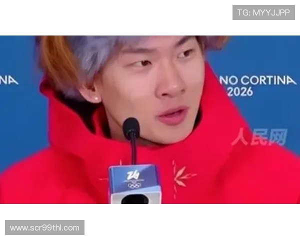 苏翊鸣与桃姐迪哥合影庆祝金牌